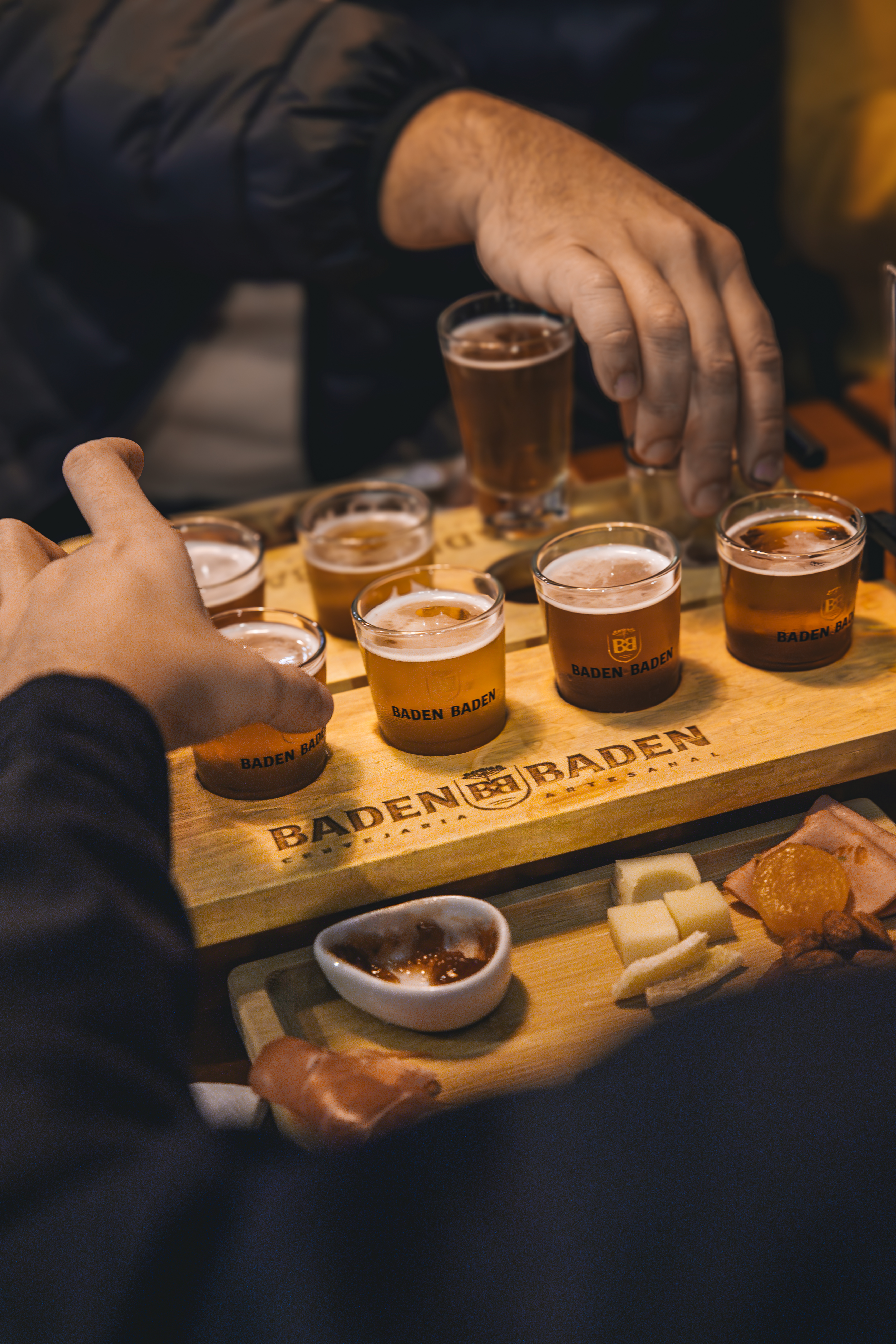 Tour pela fábrica da Baden Baden com aula sobre harmonização de cervejas e embutidos